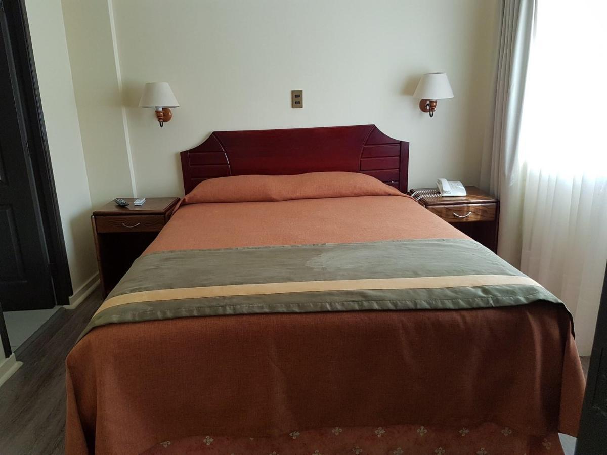 Habitación con cama grande